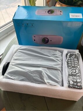 NIB Uhappy Portable Projector